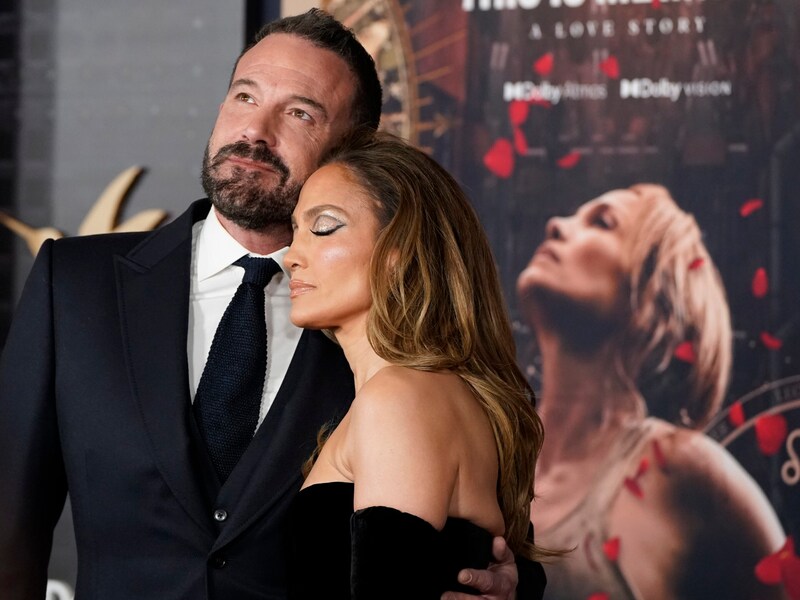 Ben Affleck und Jennifer Lopez zelebrierten ihre Liebe.  (Bild: APA/Jordan Strauss/Invision/AP)