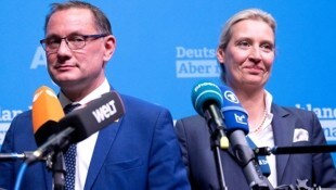 Tino Chrupalla und Alice Weidel fühlen sich in ihrer Außenseiterrolle wohl. (Bild: APA/dpa/Sebastian Kahnert)