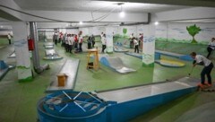 Minigolf im Keller einer Pizzeria (Bild: Dostal Harald)