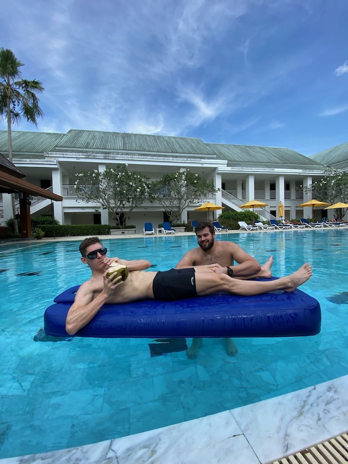 Lukas gönnt sich mit dem Physiotherapeuten Bernhard Fridrik auch mal eine Auszeit im Pool.