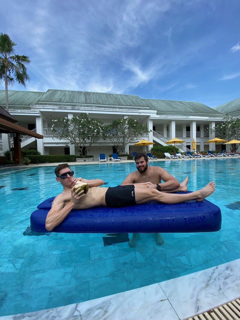 Lukas gönnt sich mit dem Physiotherapeuten Bernhard Fridrik auch mal eine Auszeit im Pool. (Bild: Lukas Pertl)