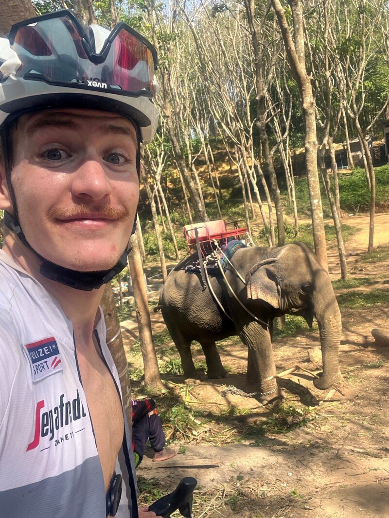 Philip traf schon einheimische Tiere, knipste mit einem Elefanten gleich ein Selfie. (Bild: zur Verfügung)