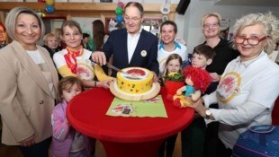 Zuhause ist das kleine Koboldmädchen, das wahnsinnig gerne liest, bei der Firma Knotzer. Zu ...