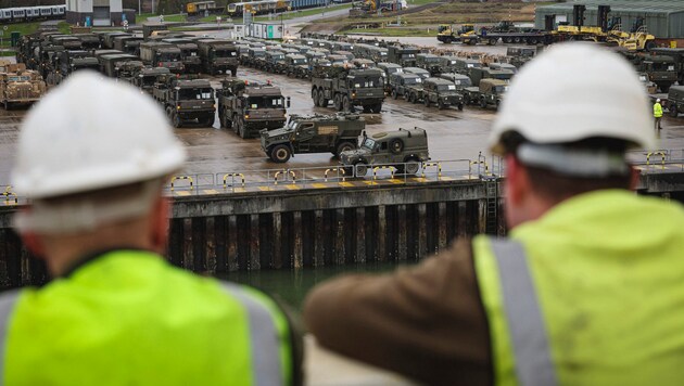Země opět vydávají na svou obranu více peněz. (Bild: APA/AFP/Adrian DENNIS)