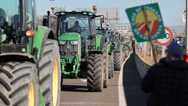 Die Bauernproteste sorgen auch für Einschnitte bei der Andalusien-Rundfahrt. (Bild: APA/AFP/LLUIS GENE)