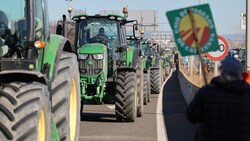 Die Bauernproteste sorgen auch für Einschnitte bei der Andalusien-Rundfahrt. (Bild: APA/AFP/LLUIS GENE)