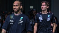 Lewis Hamilton (li.) geht in seine letzte Saison mit Mercedes an der Seite von George Russell. (Bild: APA/AFP/Nelson ALMEIDA)