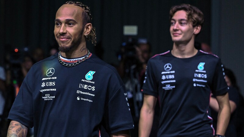 Lewis Hamilton (li.) und George Russell (Bild: APA/AFP/Nelson ALMEIDA)