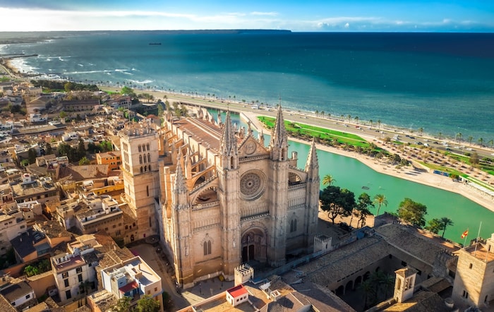 Palma de Mallorca wird fünfmal pro Woche angeflogen.