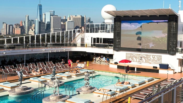 der Pool mit der Skyline von New York