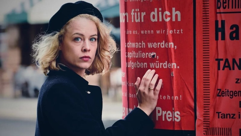 „Stella. Ein Leben.“ Paula Beer spielt Stella Goldschlag, die, obwohl sie selber jüdisch ist, andere Juden aufspürt und an die geheime Staatspolizei verrät. (Bild: Copyright Majestic/Jürgen Olczyk)