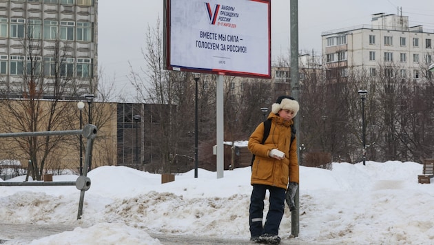 Většina ruského obyvatelstva žije ve špatných podmínkách. Na obrázku: Obytná čtvrť v hlavním městě Moskvě posetá klasickými panelovými domy. (Bild: APA/AFP/Vera Savina)