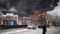 Gewaltige Rauchschwaden steigen auf. Das betroffene Gebäude droht einzustürzen. (Bild: ASSOCIATED PRESS)