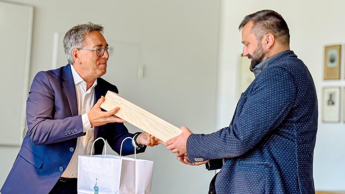 Bürgermeister Martin Krumschnabel übergibt seinem ukrainischen Amtskollegen Rostyslav Bortnyk ...