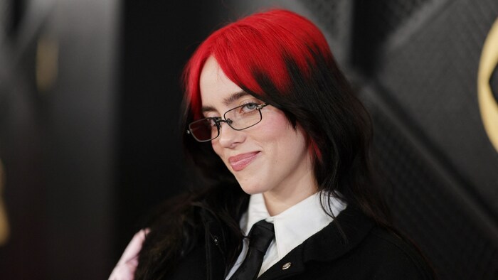 Billie Eilish trägt ihr Haar seit einigen Monaten in Rot und Schwarz.