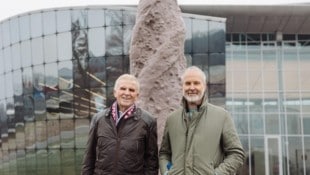 „Mister Kornspitz“ Peter Augendopler (li.) mit dem Bildhauer Erwin Wurm. (Bild: WOLM ANTJE)