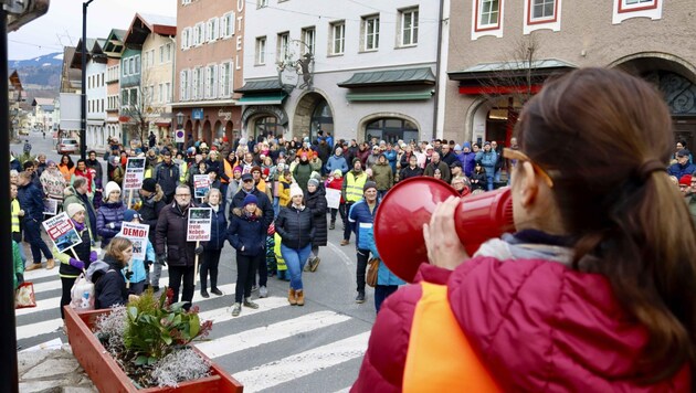 Im Jänner gingen die Gollinger auf die Straße. Am Samstag könnte ein Fest, wie es in Hallein geplant ist, auch in Kuchl stattfinden. (Bild: Scharinger Daniel)