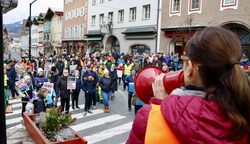 Im Jänner gingen die Gollinger auf die Straße. Am Samstag könnte ein Fest, wie es in Hallein geplant ist, auch in Kuchl stattfinden. (Bild: Scharinger Daniel)