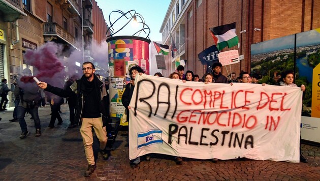 Kedden baloldali aktivisták tüntettek a RAI olasz műsorszolgáltató ellen. Roberto Sergio vezetőt Izraellel kapcsolatos álláspontja miatt meg is fenyegették. (Bild: AP/LaPresse)