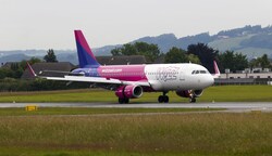 Nach Andockversuch eins 2020 hat es Wizz Air nun endgültig nach Salzburg geschafft und steuert heuer drei Destinationen an. Ein Flug von A nach B kostet in etwa 99 Euro. (Bild: Tschepp Markus)