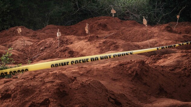 Müfettişler, Kenya'nın sahil kasabası Malindi'den çok uzak olmayan Shakahola ormanında cesetleri topraktan çıkardılar. (Bild: YASUYOSHI CHIBA)