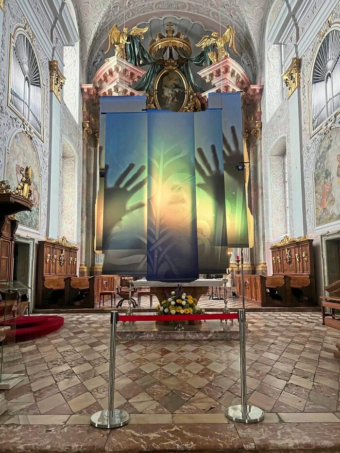 Im Klagenfurter Dom will Künstlerin Eva Petric mit der Installation „Orakel“ zum Nachdenken ...