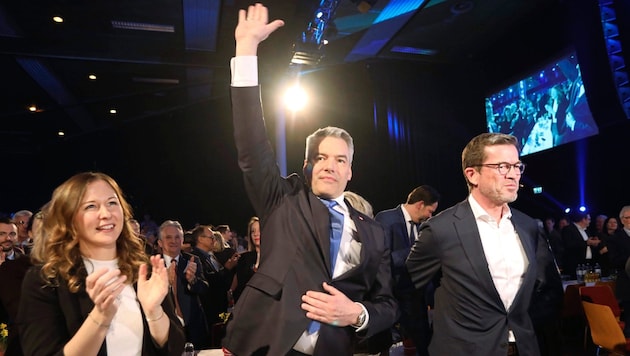 Federal Chancellor Karl Nehammer and former German minister Karl Theodor zu Guttenberg welcomed over 1,000 visitors to Political Ash Wednesday. (Bild: Uta Rojsek-Wiedergut)