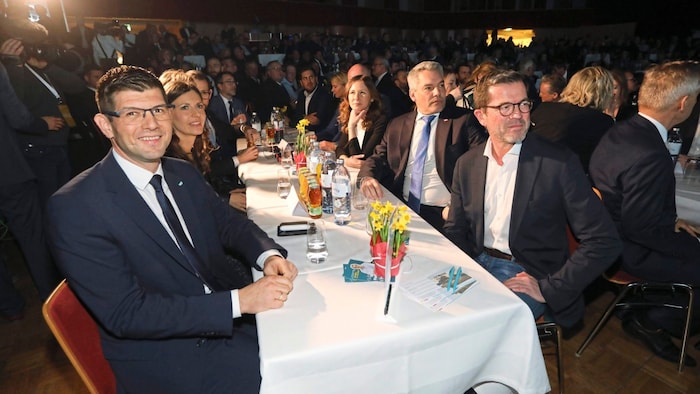 A három szónok Gruber, Nehammer és zu Guttenberg röviddel a politikai rendezvény kezdete előtt.