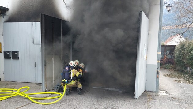 Straż pożarna musiała użyć ciężkiego sprzętu ochrony dróg oddechowych. (Bild: Feuerwehr Telfs)