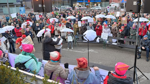 Asi 200 až 300 lidí se ve středu odpoledne zúčastnilo protidemonstrace k Popeleční středě FPÖ v Ried im Innkreis. (Bild: APA/Manfred Fesl)