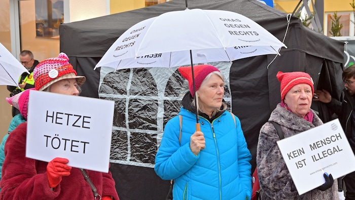 Zur Veranstaltung hatte der Verein Omas gegen Rechts aufgerufen.