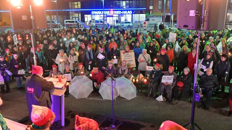 Zum Abschluss gab es ein Lichtermeer auf dem Marktplatz. (Bild: APA/Manfred Fesl)