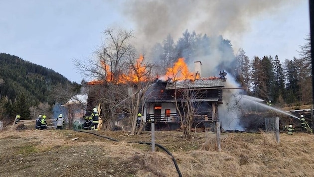 Dom wakacyjny w miejscowości Noreia spłonął niemal doszczętnie. (Bild: FF Hüttenberg)
