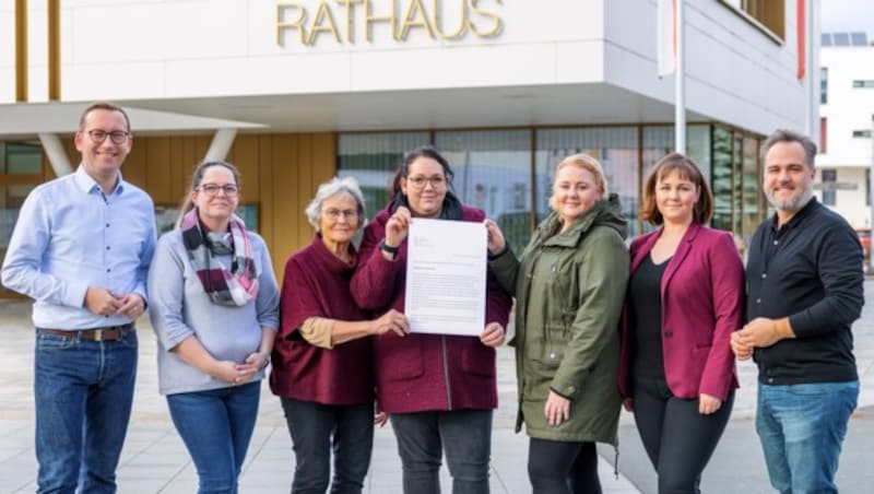 Reichten die Bewerbung von Oberndorf ein: Georg Djundja, Nicole Höpflinger, Brigitta Brown, Dominique Nunweiler, Stefanie Brandstätter, Bettina Neumayer, Andreas Zwettler (von links). (Bild: Bernhard Rieger)