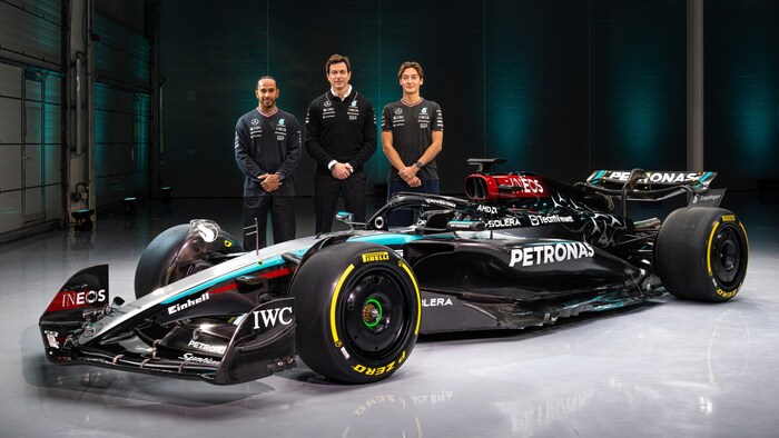 Lewis Hamilton (l.) und George Russell (r.) geben heuer im Mercedes-AMG F1 W15 Gas.
