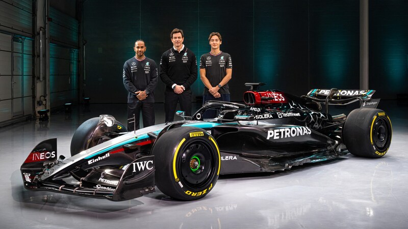 Lewis Hamilton (l.) und George Russell (r.) geben heuer im Mercedes-AMG F1 W15 Gas. (Bild: APA/AFP/MERCEDES)