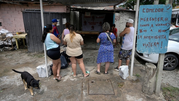 Bedava yemek için bekliyorlar. Aşçılar herkese yetecek kadar makarna olmayacağından korkuyor. (Bild: APA/AFP/JUAN MABROMATA)