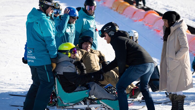 Und auch Prinz Harry tauschte sich mit den Athleten aus. (Bild: APA/Ethan Cairns/The Canadian Press via AP)