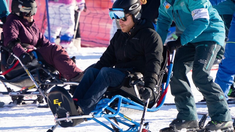 Prinz Harry ließ es sich nicht nehmen, das Sitz-Skifahren auszuprobieren. (Bild: APA/Ethan Cairns/The Canadian Press via AP)