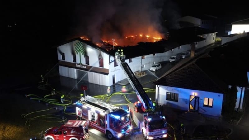 Der Löscheinsatz der Feuerwehren musste bei dem Brand von allen Seiten erfolgen.  (Bild: Freiwillige Feuerwehr der Stadt Hollabrunn)