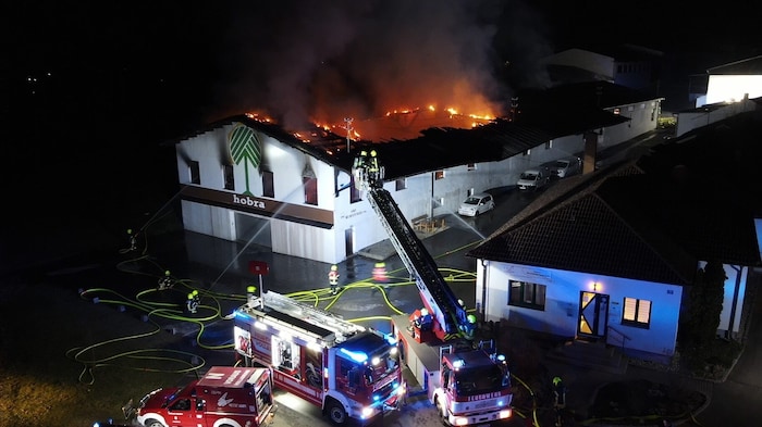 Der Löscheinsatz der Feuerwehren musste bei dem Brand von allen Seiten erfolgen. 