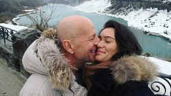 Mit diesem Foto von sich und ihrem Mann Bruce Willis wünschte Emma Heming-Willis allen einen schönen Valentinstag. (Bild: www.instagram.com/emmahemingwillis)