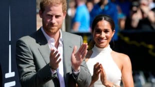 Harry und Meghan werden nach Harrys Besuch in Großbritannien nach Nigeria reisen. (Bild: APA/AP Photo/Martin Meissner, File)