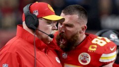 Hitzige Stimmung zwischen Andy Reid (l.) und Travis Kelce (r.) beim Super Bowl. (Bild: AFP/GETTY IMAGES/JAMIE SQUIRE)