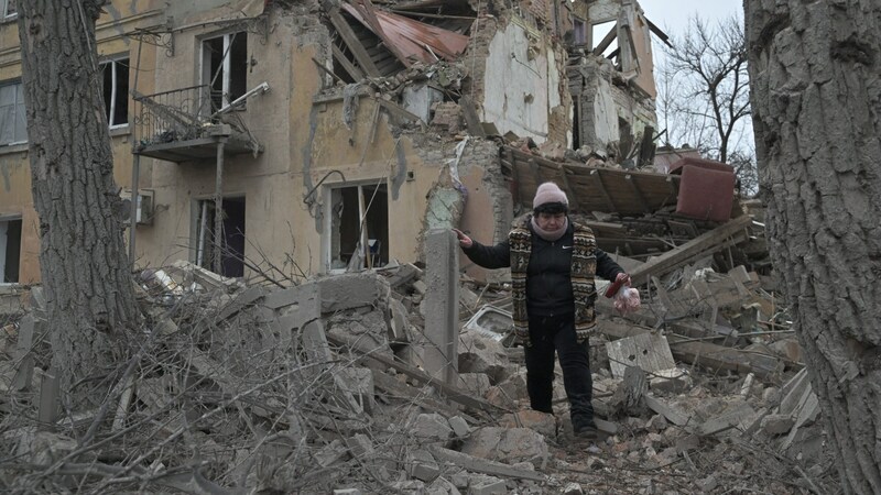 Eine Zivilistin in Donezk (Bild: APA/AFP/Genya SAVILOV)