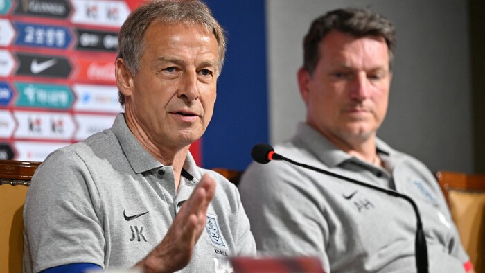 Für Jürgen Klinsmann (li.) und Andreas Herzog wird die Luft auf der südkoreanischen Trainerbank immer dünner.