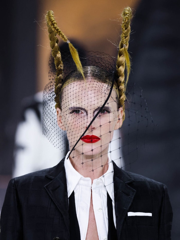 Zöpfchen-Style mal anders: ein Model am Laufsteg von Thom Browne