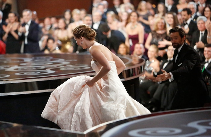 Peinlich berührt rappelte sich die Oscar-Gewinnerin auf und ging auf die Bühne.