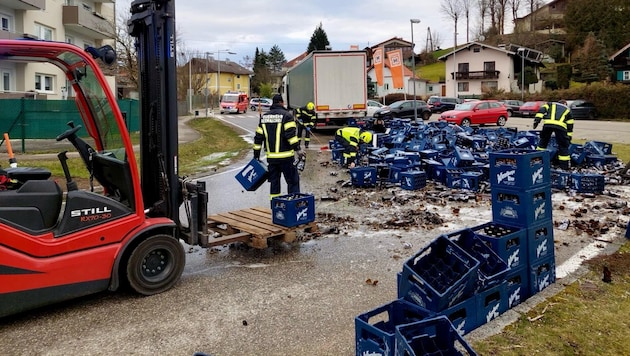 More than ten pallets are said to have been broken. (Bild: FF Seewalchen am Attersee)