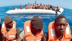 Bootsflüchtlinge im Mittelmeer (Bild: AFP or licensors)